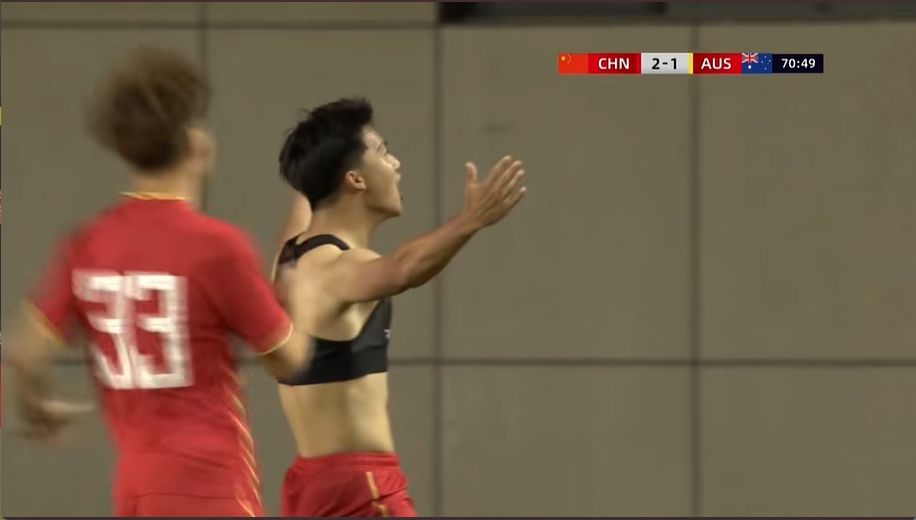 脫衣慶祝！梁仕宇頭球接力破門，國少3-1領(lǐng)先澳大利亞U16