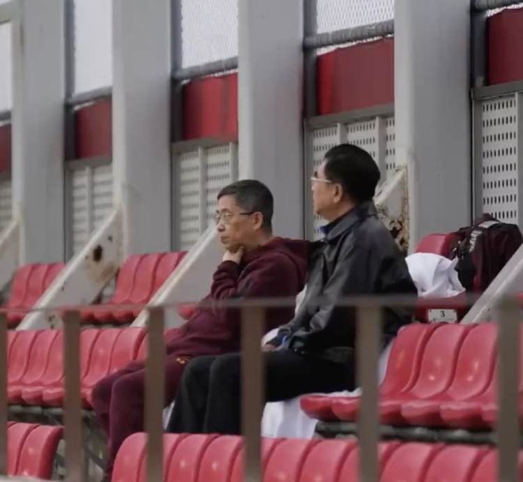 國足出征在即！足協(xié)主席宋凱和副主席許基仁雨中觀摩訓練