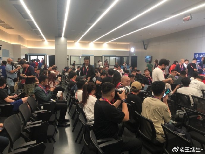 18強賽收官戰(zhàn)！記者：國足賽前發(fā)布會媒體記者還是不少