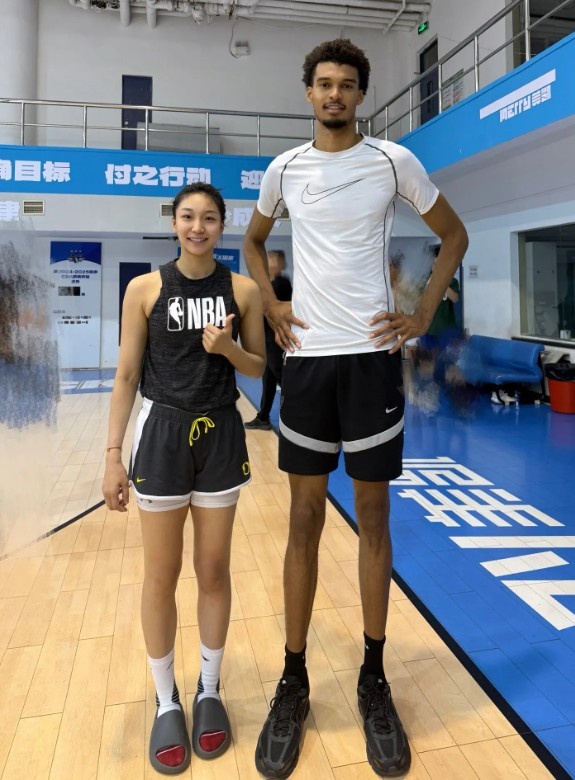 ??當(dāng)時的秀發(fā)依然濃密！北京女籃球員齊鈺曬與文班亞馬的合照