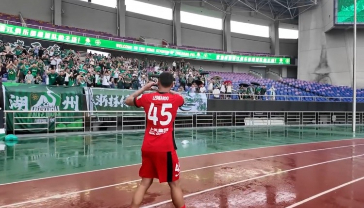 浙江2-2上海海港，萊昂納多被換下時前往場邊向老東家球迷謝場
