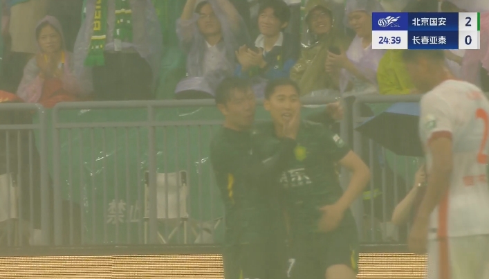 國安2-0領(lǐng)先亞泰！國安前場精彩配合，曹永競包抄破門法比奧助攻