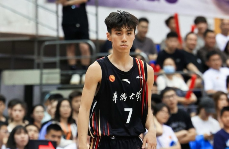 沒手感！葉潤(rùn)峰16投4中得10分3板2助1斷 三分球14投僅2中