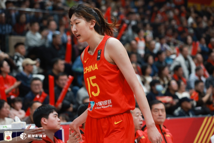 攻防壓制！首節(jié)中國女籃28-8凈勝印尼女籃20分 全隊(duì)16中9