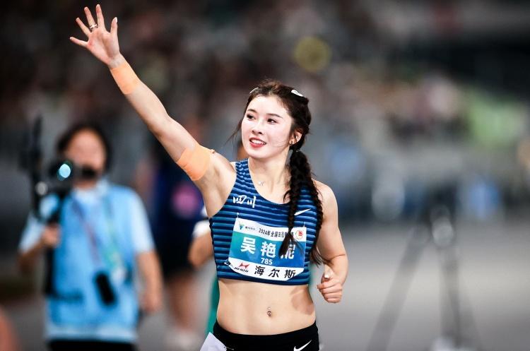 吳艷妮：我雖然是田徑選手 但一直超愛(ài)女籃 讓冠軍獎(jiǎng)杯留在中國(guó)