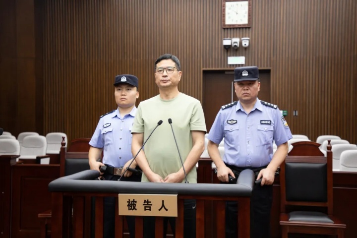 原上港集團(tuán)總裁嚴(yán)俊犯受賄罪，被判有期徒刑十二年，罰金二百萬(wàn)元