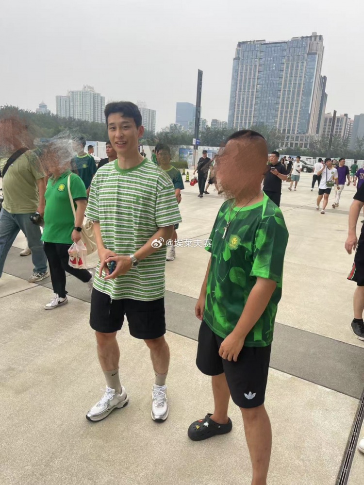 為老東家加油！巴頓抵達工體現(xiàn)場觀戰(zhàn)國安vs申花