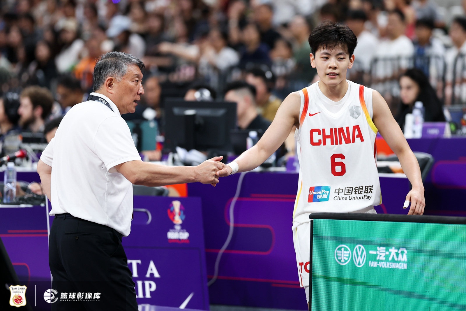 媒體人：賽前中國女籃姑娘沒有笑容 大家要調整心態(tài)&繼續(xù)相信自己
