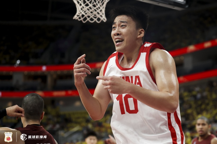 可圈可點(diǎn)！20歲王俊杰17分鐘7中3拿到8分4板 三分4中2