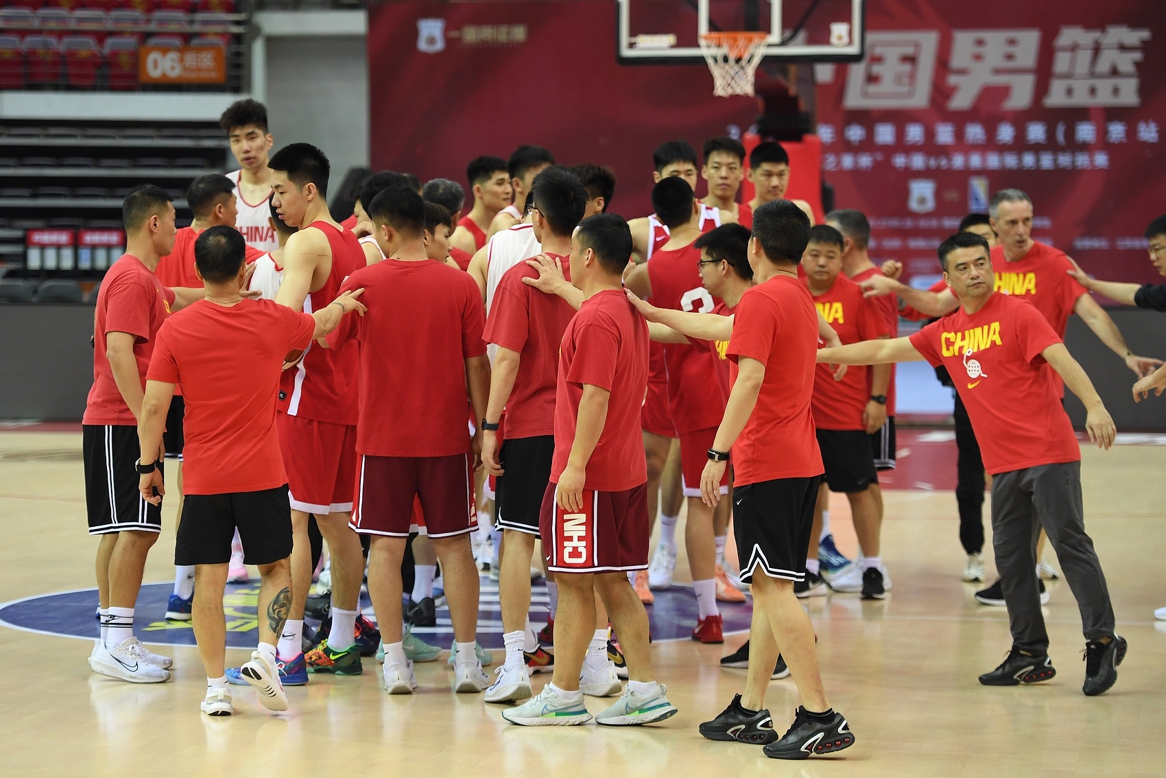 需要好好總結！中國男籃全隊27個失誤涉險過關 后衛(wèi)群合計18個！