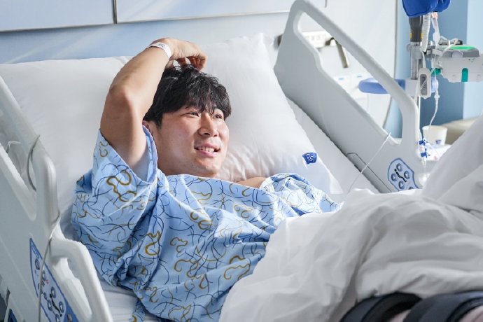 記者：為讓張昱杰得到更全面康復，深圳新鵬城將其送到英國治療