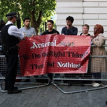 英媒：托馬斯出席聽證會，法院外抗議者拉橫幅控訴阿森納假道學