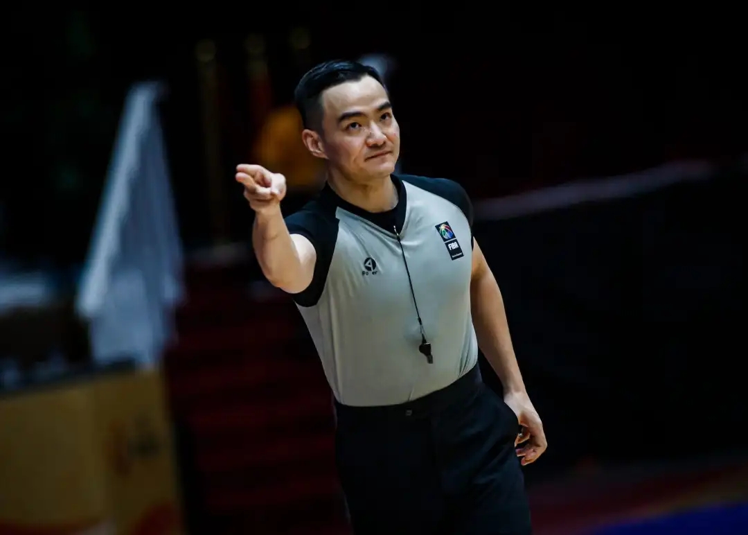 媒體人：FIBA裁判水平真未必比中國裁判高 但他們勝在執(zhí)裁環(huán)境好