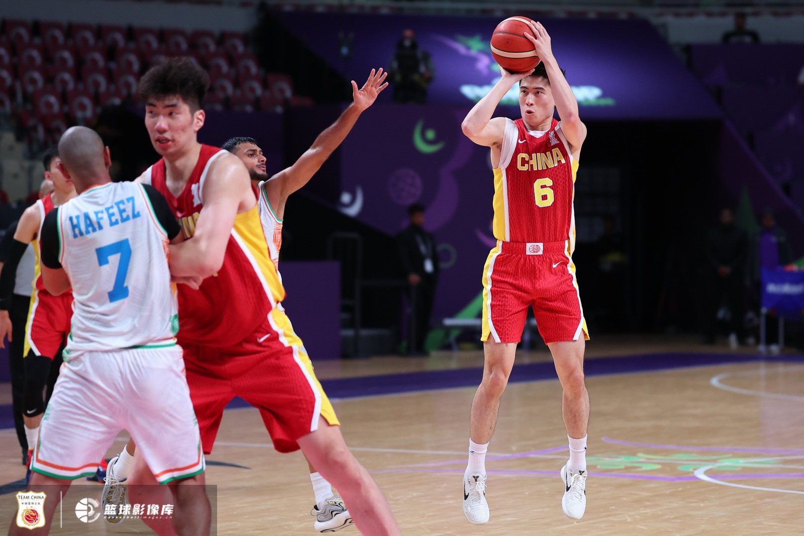 周鵬：自始至終的高強(qiáng)度、高壓力的防守 是本場男籃的取勝之匙