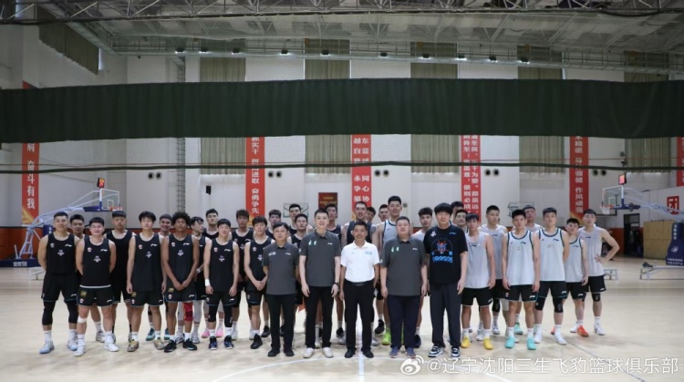 遼寧男籃內(nèi)部教學賽81-78戰(zhàn)勝山東 雙方在賽前合影留念