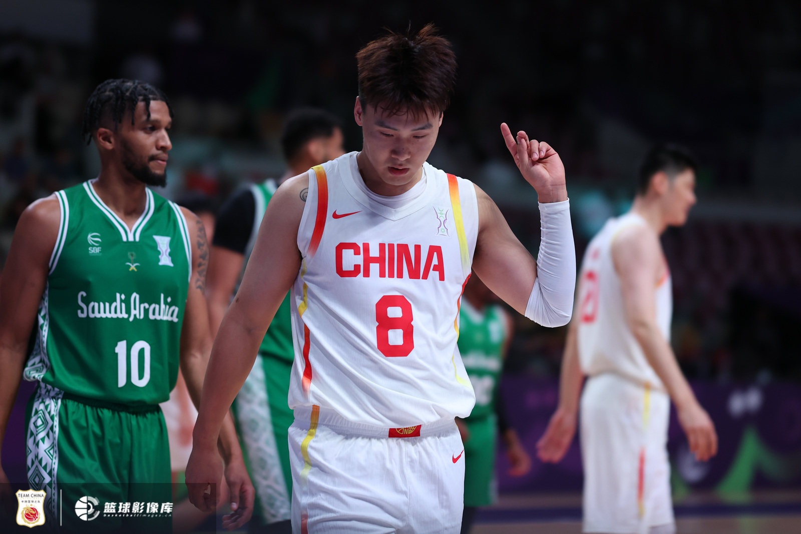急先鋒！趙睿首節(jié)三分2中2得到8分1助 兩次犯規(guī)是隱患