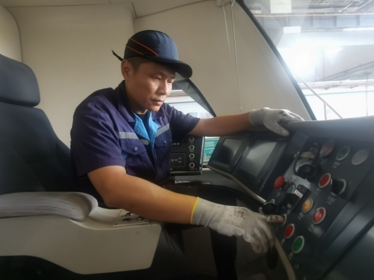 公交維修工踢進漢超賽場！龍凱：漢超讓我重拾少年時代的足球夢