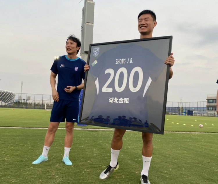 鐘晉寶領(lǐng)取生涯200場紀念球衣：不知不覺200場，感恩所有