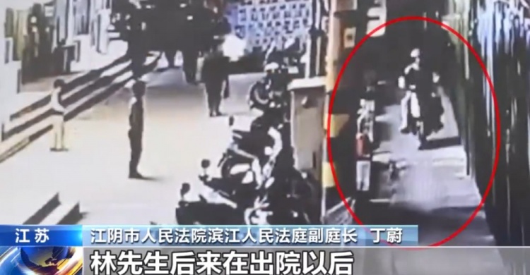 倆孩子路邊踢球絆倒騎車(chē)人致其骨折，監(jiān)護(hù)人被判賠償超3.5萬(wàn)元