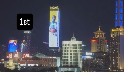 亮相中國上海外灘巨幕！追夢：媽媽我做到了 永懷感恩！
