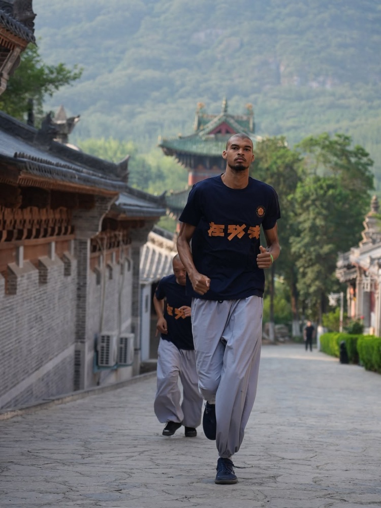 支線任務(wù)結(jié)束！馬刺曬組圖回顧文班夏天之旅：封面為少林寺之行