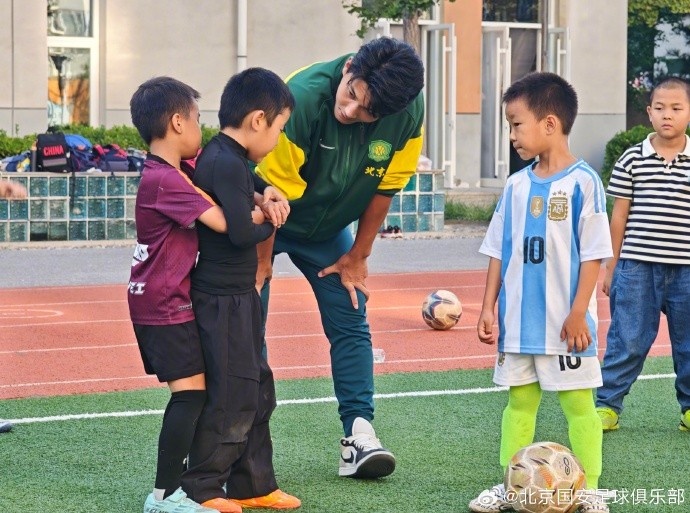 國安球員走進北京小學(xué)翡翠城分校，開展足球公益課活動