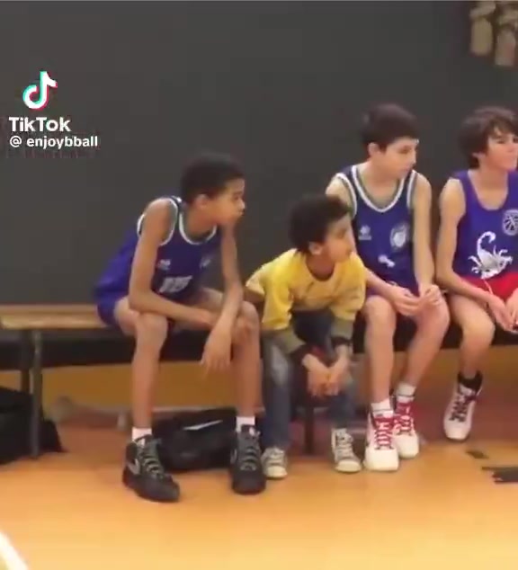 ??很喜歡生氣砸球啊！小時(shí)候的文班亞馬是怎么打球的？