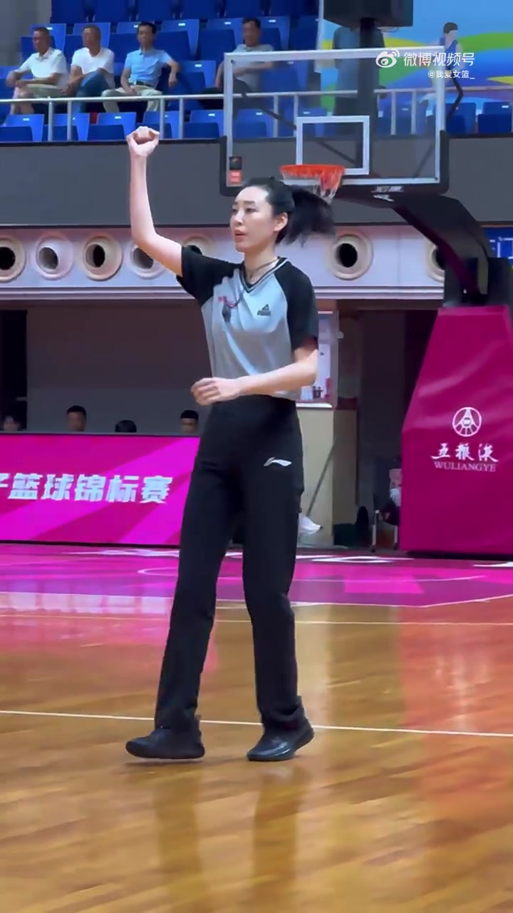 又美又颯！全國女籃錦標(biāo)賽的女裁判王陽成賽場上另一道靚麗的風(fēng)景