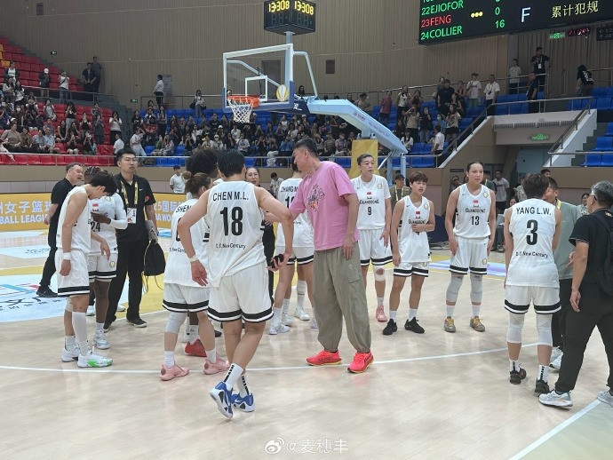 殺進FIBA亞洲女籃聯(lián)賽決賽！杜鋒賽后跟廣東女籃全隊致意