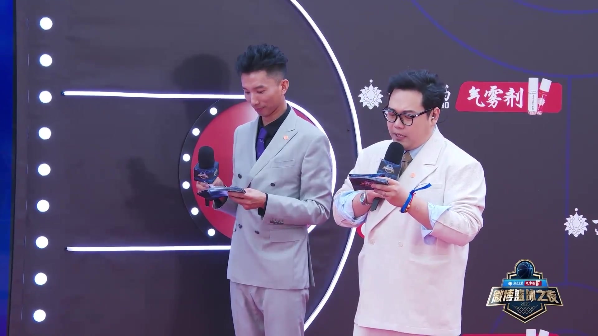 前男籃隊長！周鵬攜妻子亮相微博籃球之夜 這是什么神仙顏值啊