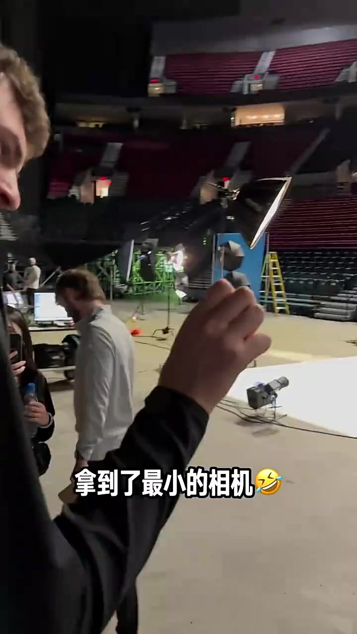 哈哈！新賽季媒體日克林根和楊瀚森拿著微型相機(jī)互拍