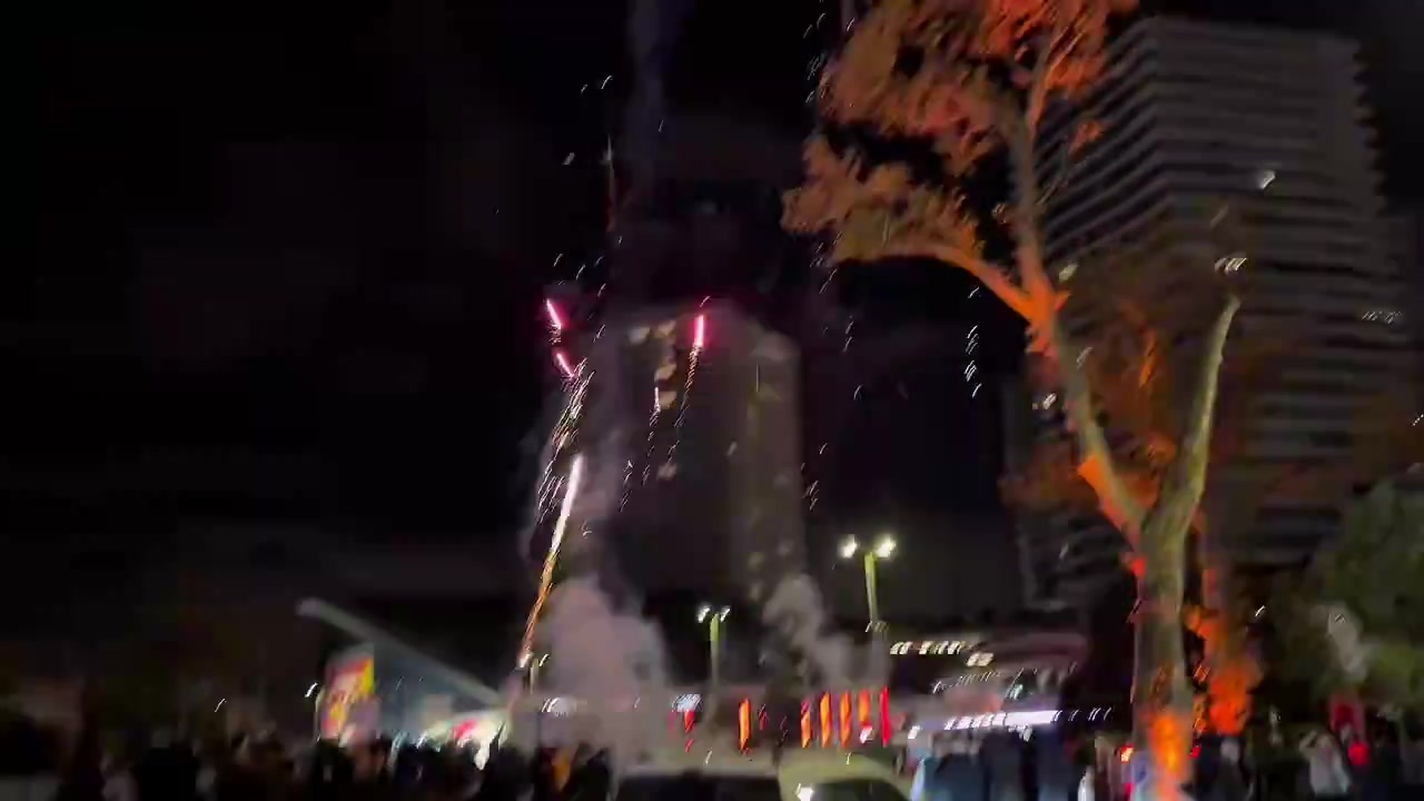 凌晨3點(diǎn)搞事??太陽報(bào):加拉塔薩雷球迷在利物浦下榻酒店外放煙花