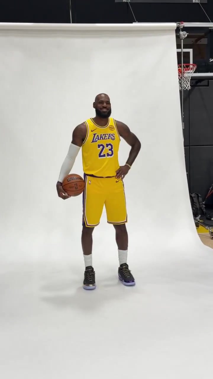 NBA官推曬詹姆斯拍攝定妝照：LBJ參加史無前例的第23個(gè)媒體日！