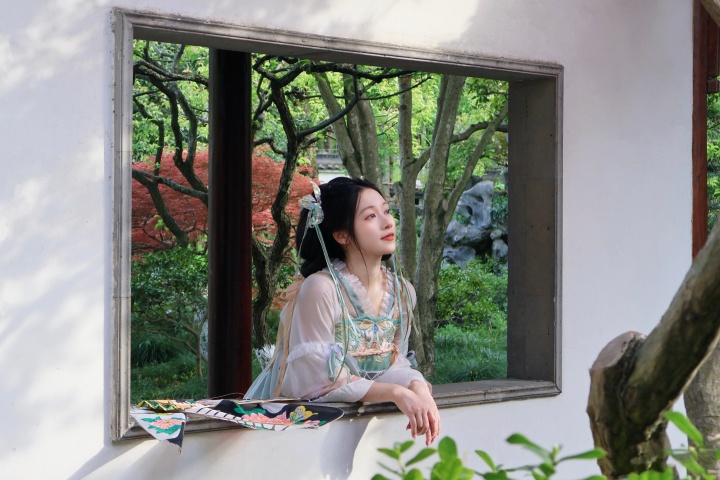 56學(xué)姐來(lái)啦！吳柳芳直播說(shuō)要感謝吧友投票 昨晚現(xiàn)身直播吧評(píng)論區(qū)