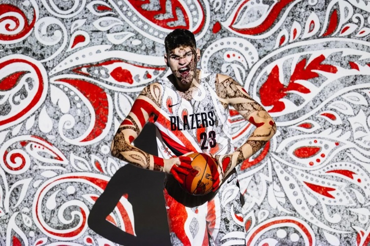 開拓者首發(fā)中鋒？克林根社媒曬顏色絢爛的定妝照：NBA第二年